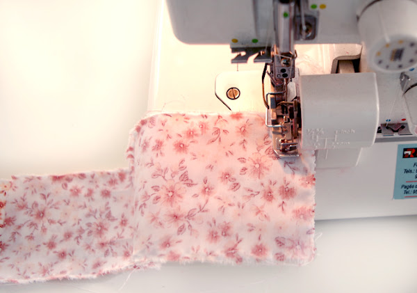 Uniones de los volantes con máquina plana y remalladora