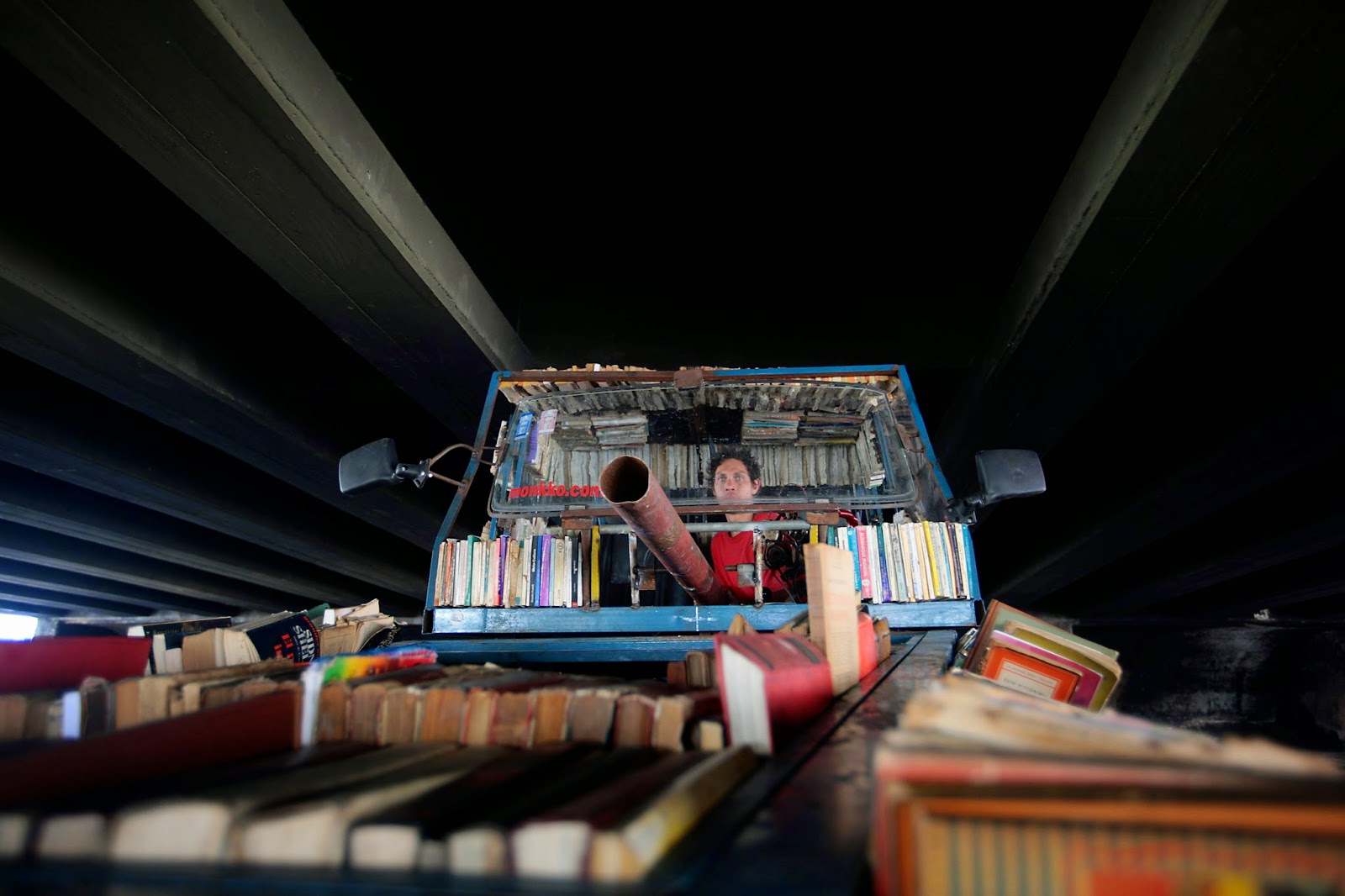Car library. Аргентинский художник Рауль Лемесофф. Современная библиотека. Танк из книг в библиотеке. Машина библиотека.