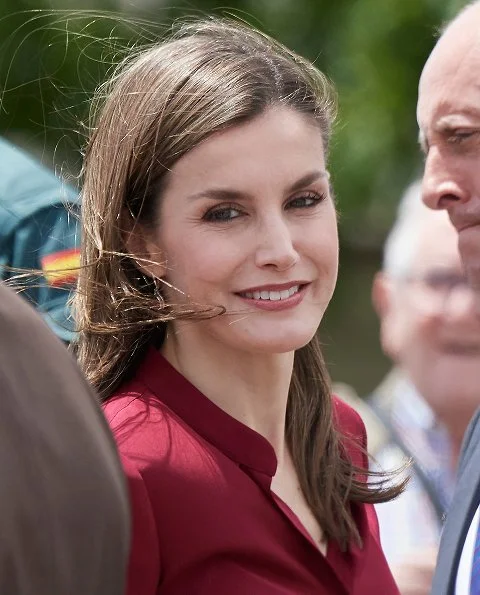 Queen Letizia wore Felipe Varela blouse and floral skirt, Felipe Varela clutch bag, Magrit pumps. National Centre for Technology and Food Safety