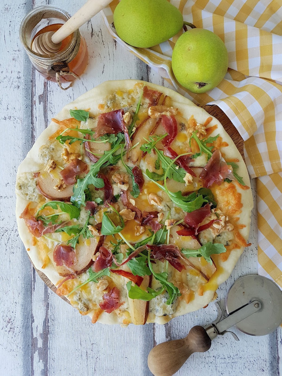 Pizza de gorgonzola, pera y jamón ibérico - Cocinando con Neus