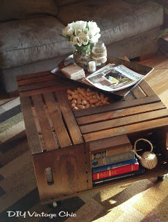 tavolo da caffè e porta oggetti realizzato assemblando cassette di legno della frutta
