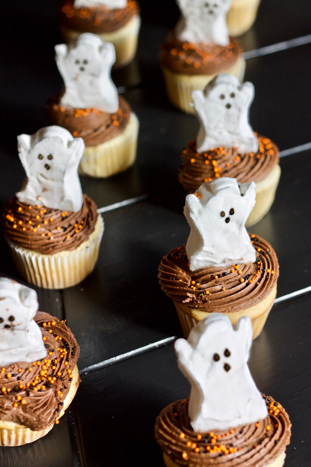 HALLOWEEN CUPCAKES bellarosabakingco. HALLOWEEN CUPCAKES bellarosabakingco.