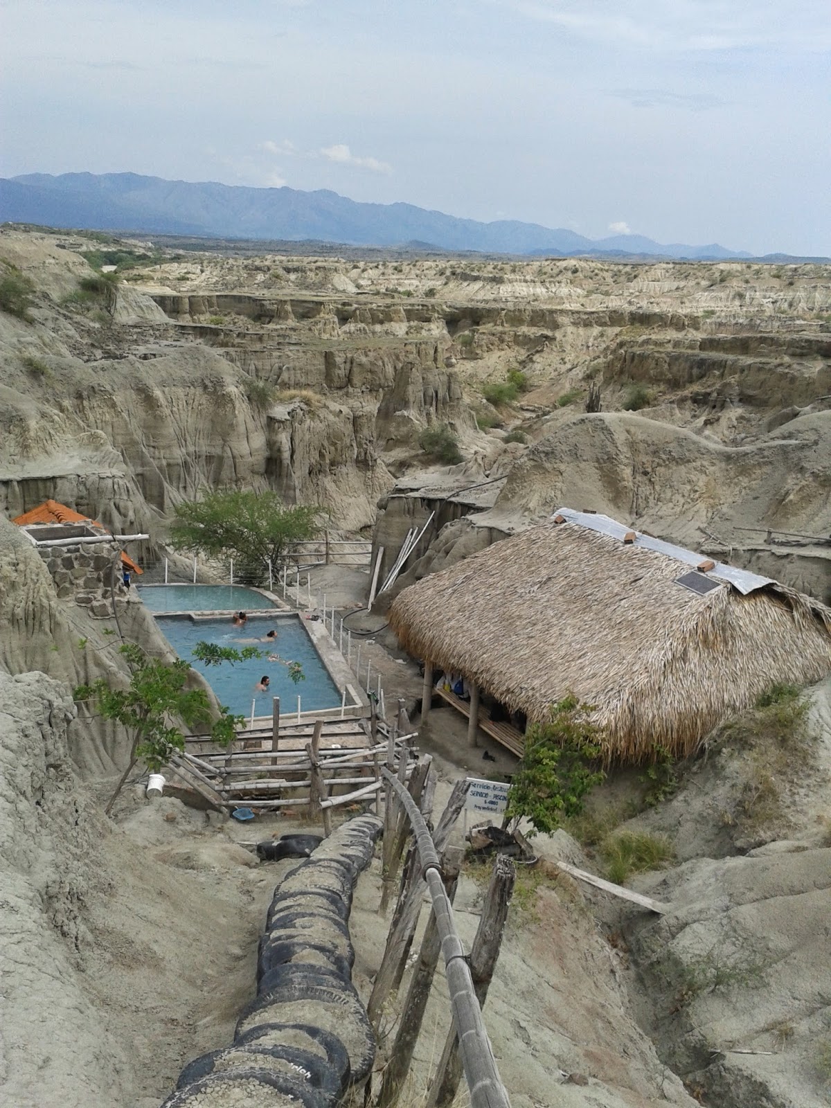 PISCINA EN MEDIO DEL DESIERTO