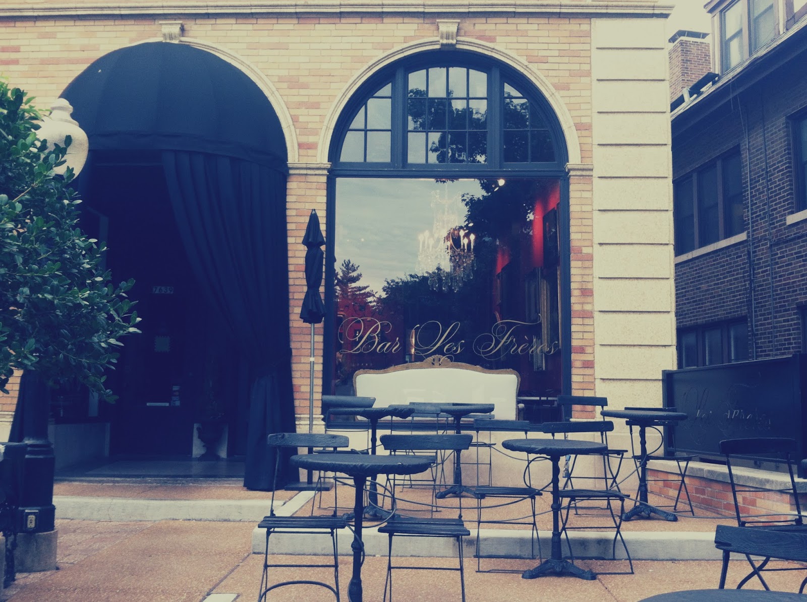 Right here in St.Louis Bar Les Freres