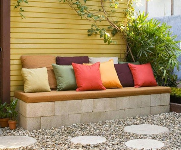 Relax in the seating area in the garden!