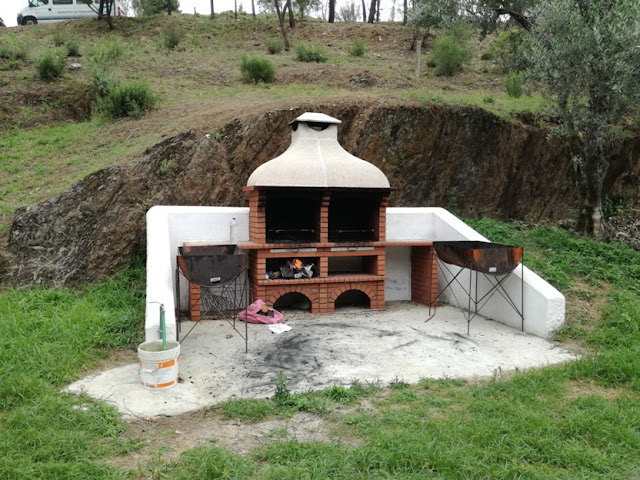 Churrasqueira para grelhados na Praia do Vimieiro