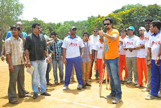  Emraan Hashmi honoured with 'Media Sports Trophy 2013