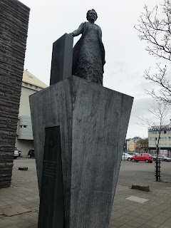 Ingibjörg H. Bjarnason, la primera mujer en el Parlamento islandés en 1922.