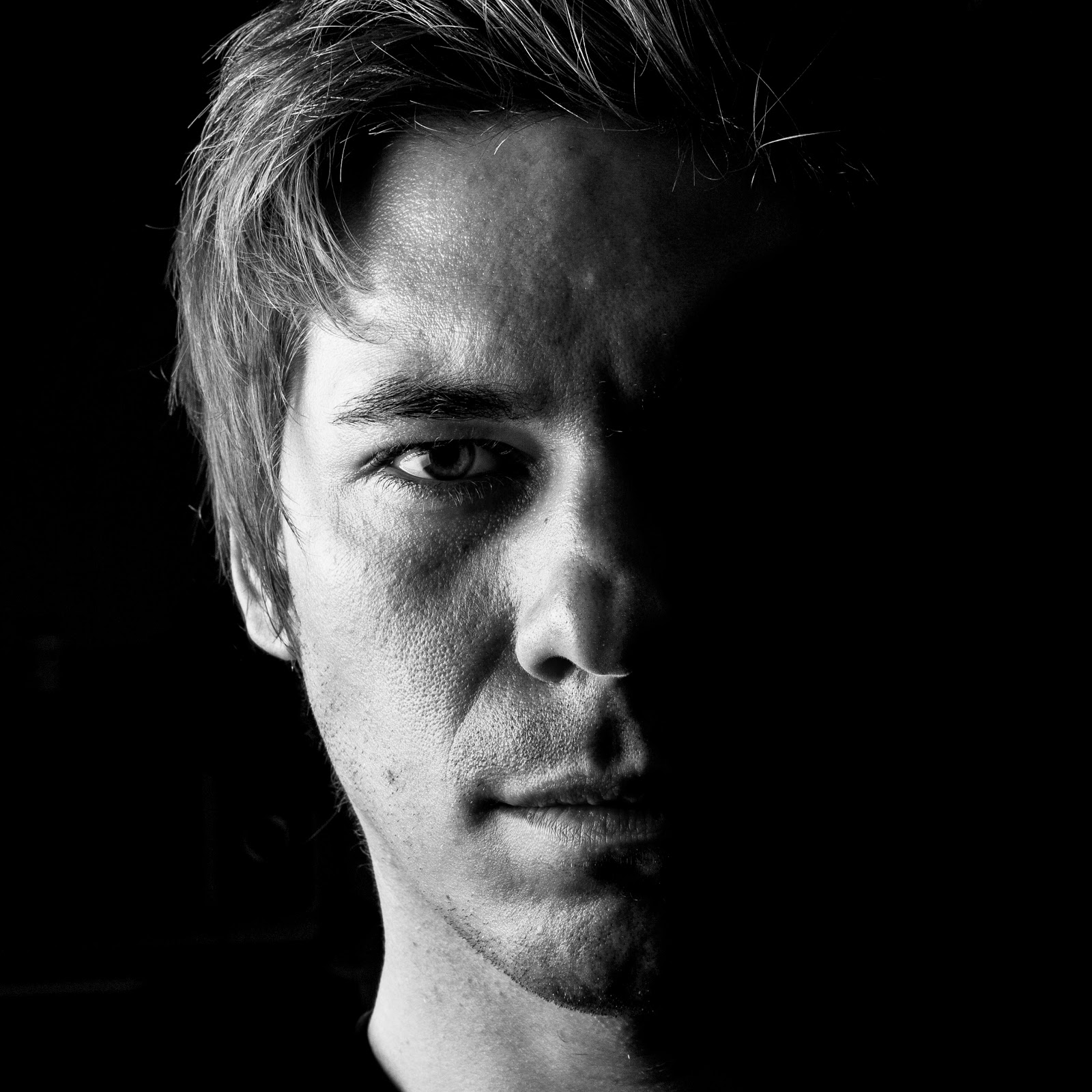 черно белые портреты мужчин. мужской портрет в низком ключе. выразительные портреты мужские. мужской портрет с боковым освещением. мужской студийный портрет.