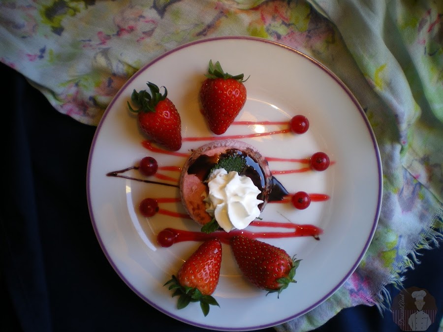 Postre helado de fresas con nata (crema de leche)