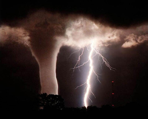 Gambar Tornado Petir Dahsyat Fenomena Alam Langka 