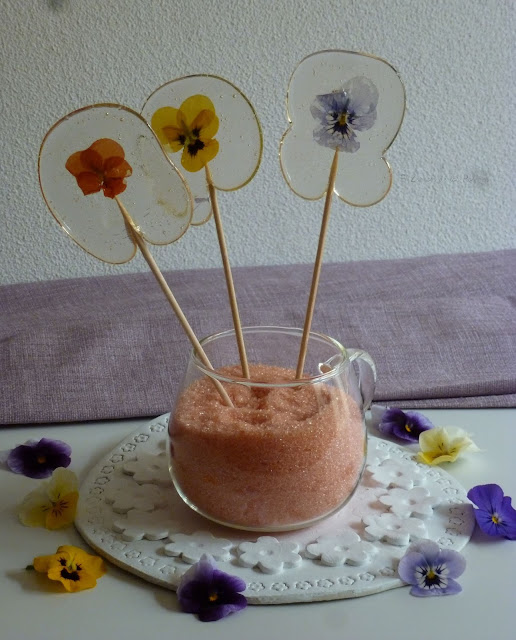 Piruletas O Lollipops De Caramelo Con Flores Pensamientos 
