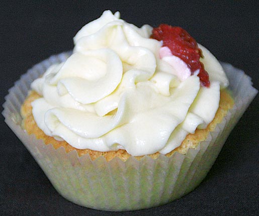 follow the vegan way ♥: Vanillecupcakes mit Erdbeerfüllung &amp; Moussehäubchen