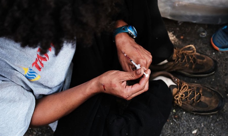 Presiden AS Donald Trump Mengajukan Bagi Pengedar Narkoba Dihukum Mati Seorang pemadat menyuntikkan heroin salah satu jenis opioid di jalanan South Bronx, New York. Diperkirakan sekitar 2,4 juta warga AS kecanduan obat-obatan tersebut
