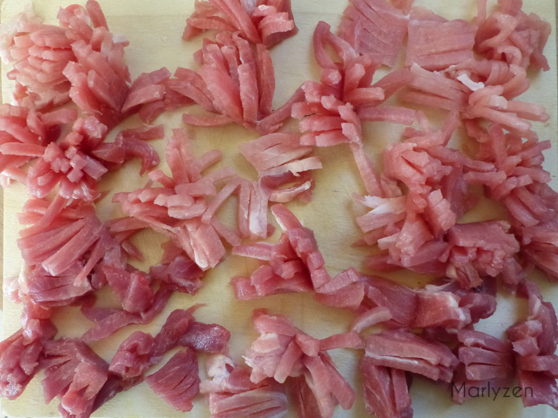 Coupez les chrysanthèmes de porc en plus petits morceaux.