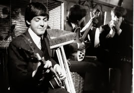 A Beatles az I Should Have Known Better-t játsza a vonaton az A Hard Day's Night című filmben A Beatles az I Should Have Known Better-t játsza a vonaton az A Hard Day's Night című filmben