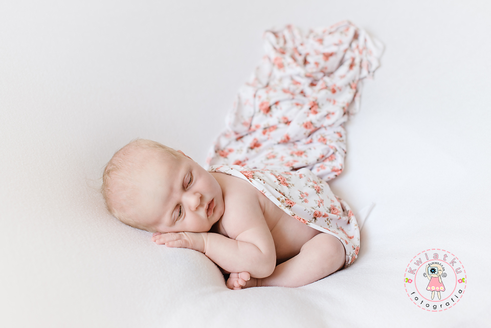 Sesja noworodkowa, noworodek w plenerze, zdjęcia maluszków