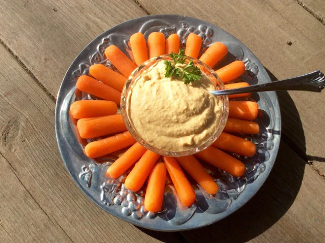 hummus and baby carrot