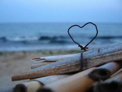 Imagen de dos enamorados en la playa  