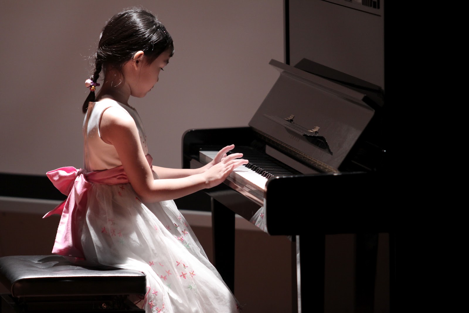 Юные пианистки. Девушка играет на пианино. Молодая пианистка.