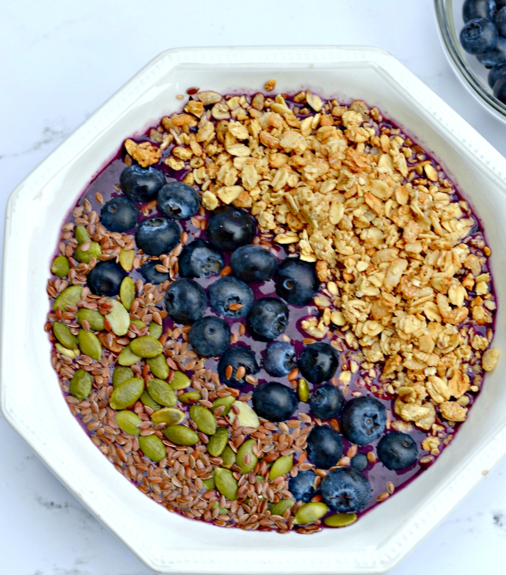 granola, flax seed, pumpkin seed blueberry smoothie bowl