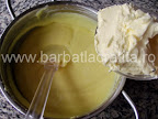 Prajitura cu vanilie preparare reteta crema - incorporam untul