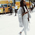 Tiwa Savage katoka ma mavazi meupe,kichwani nywele nyeusi.