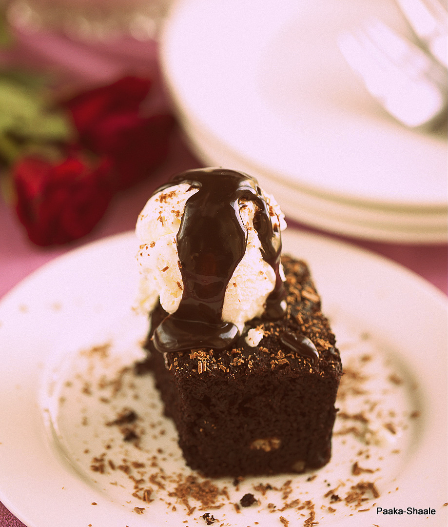 Paaka-Shaale: Eggless brownies with nutella hot chocolate fudge sauce