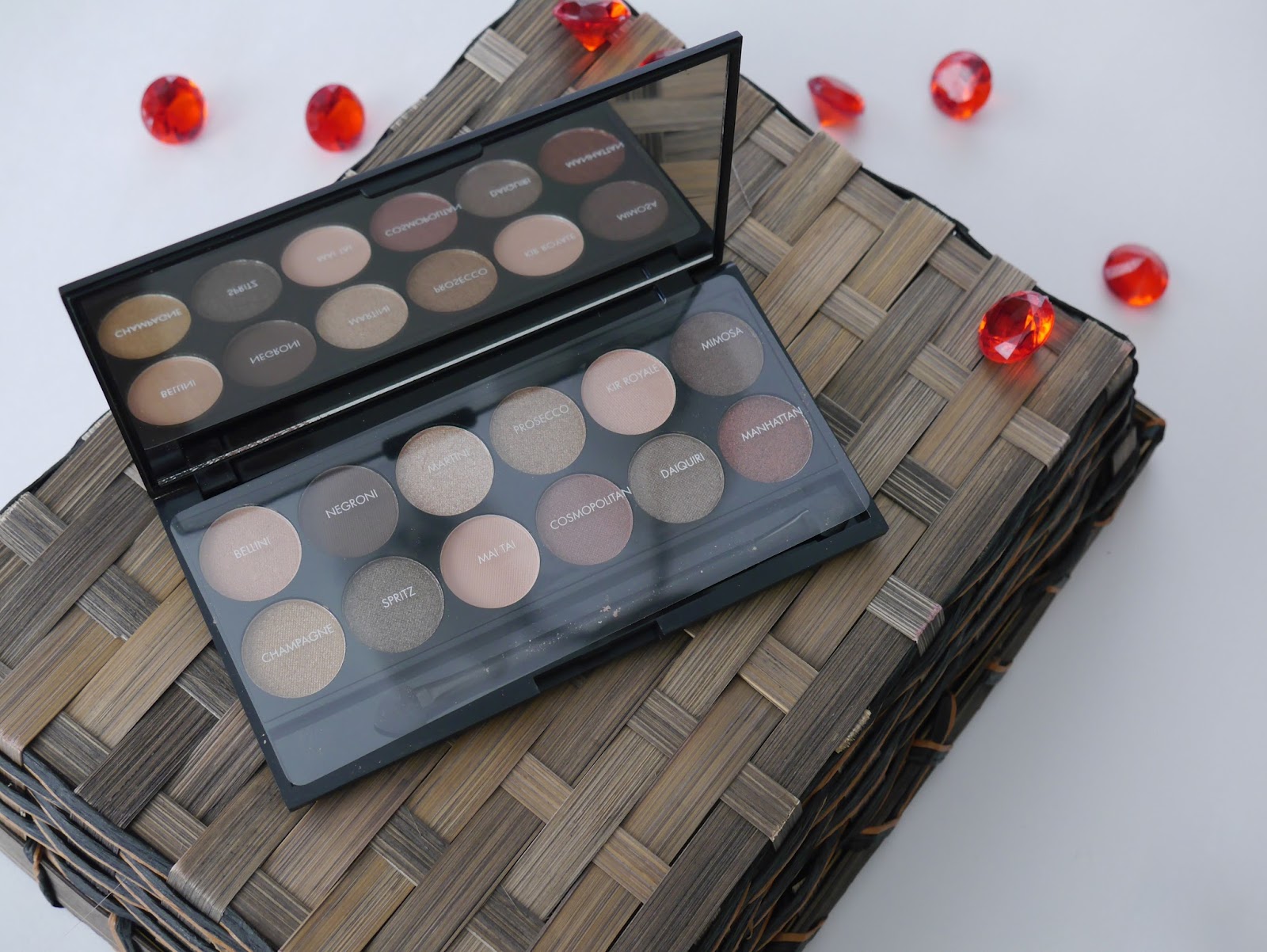 Tal højt Uhyggelig pessimist REVIEW: Sleek i-Divine A New Day and All Night Long Eyeshadows Palettes /  Reflection of Sanity