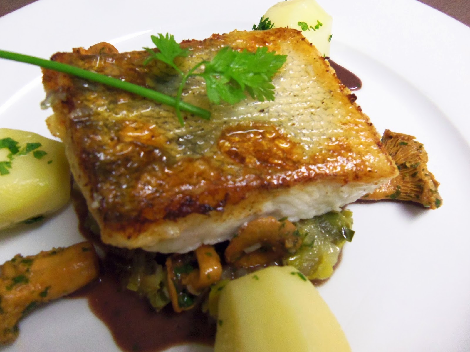 Un plat, une histoire Sandre au vin rouge, fondue de poireaux et