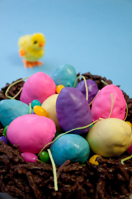 Egg Cake Pops. Easter Candy Dessert Roundup the perfect way to enjoy your pastel Easter Candy from the Easter Egg Hunt. You will love these Easter Candy Dessert Recipes on www.Embellishmints.com