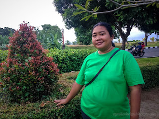 Sweet Woman Smile Enjoy A Holiday In The Garden Of The Parking Lot At Badung, Bali, Indonesia