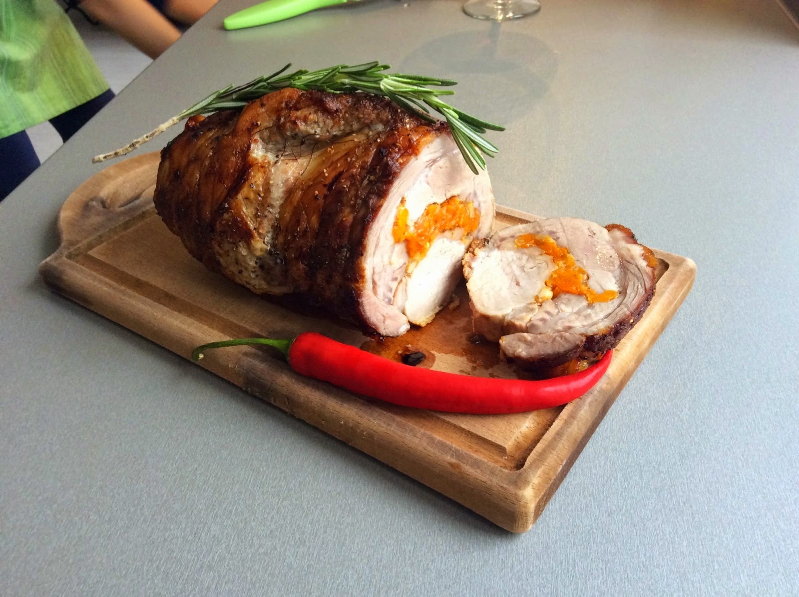 Свиной рулет с курагой