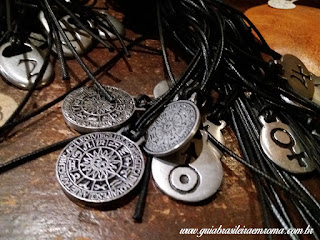 Souvenirs alternativos em Roma souvenirs pingentes roma trastevere guia brasileira - Souvenirs alternativos em Roma