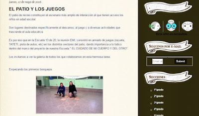 se ve una fotografía del blog de la escuela 13 donde las maestras pintan juegos en el piso del patio de la escuela