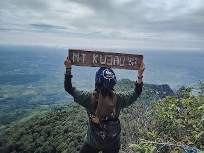 Adakah gunung berapi di Kalimantan Barat, rekomendasi bukit kalbar untuk pendakian, daerah yg menyajikan keindahan di atas awan, hijaunya hutan tropis borneo