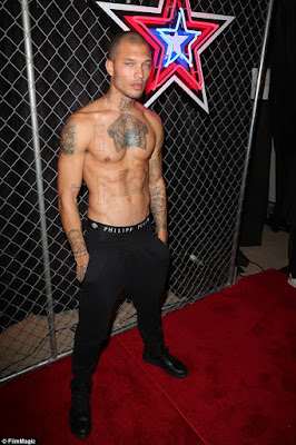 3D2F315700000578 4222108 image a 82 1487048515198 Remember America's hottest felon? Well, he just made his catwalk debut (photos)