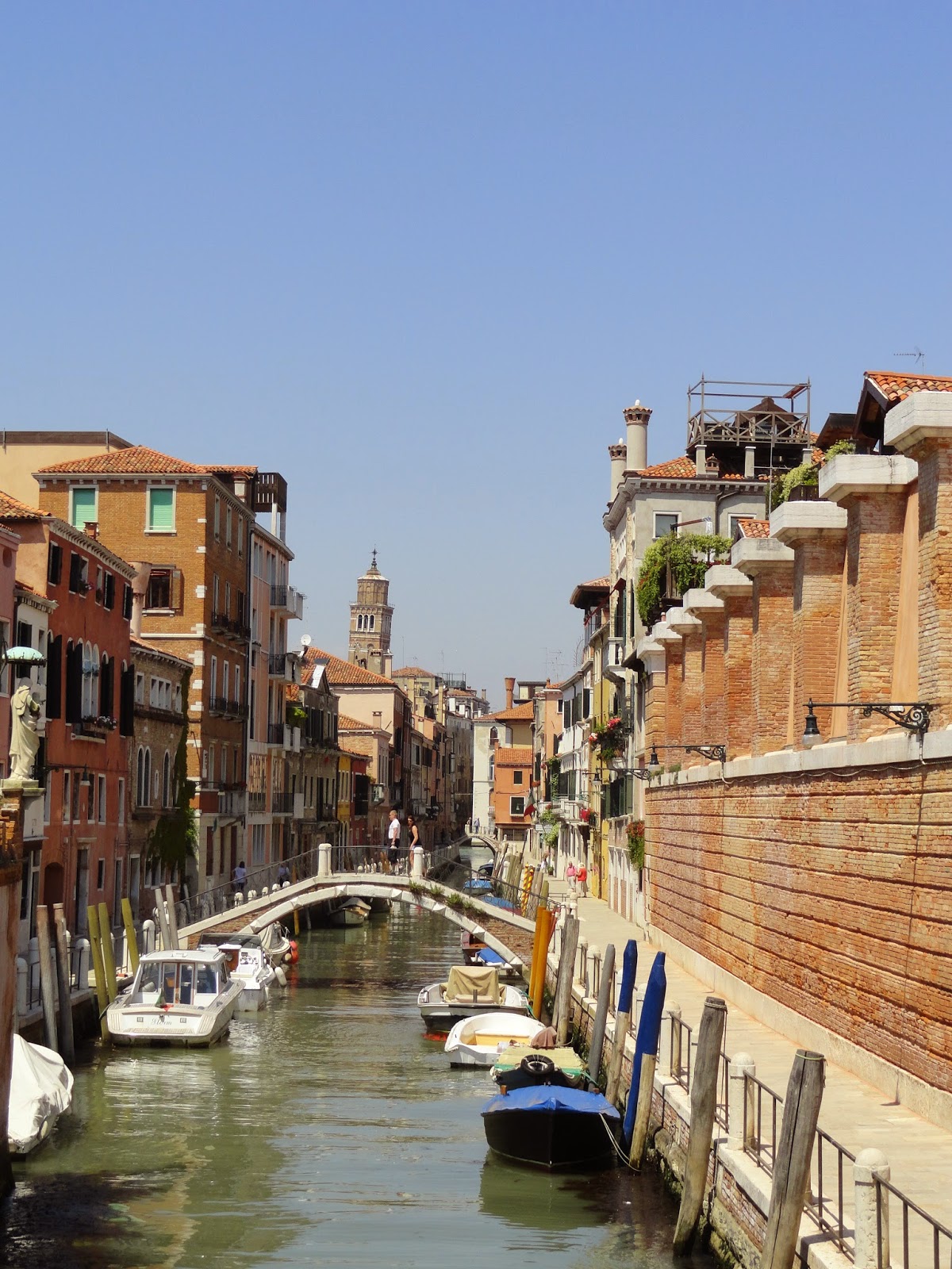 Explore-Canals-In-Venice