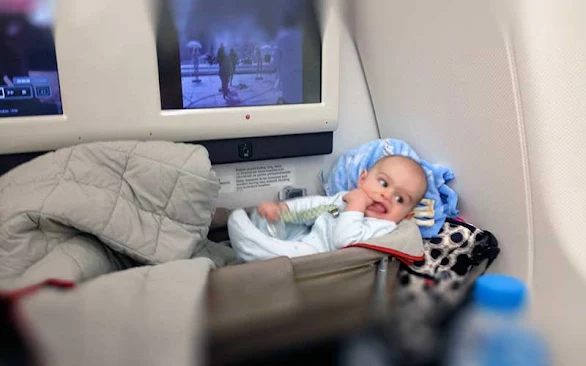 pek çok hava yolunda çocuk yatağı hizmeti var, uçakla uzun uçuşları kolaylaştırmanın bir yolu