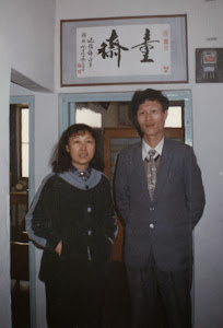 约在1984年,北京。在我和范军刚分到的新单元房，与原"花城"编辑舒大沅先生合影。"童斋"横幅,为著名国画家,"南开大学"教授范曾先生所题赠。