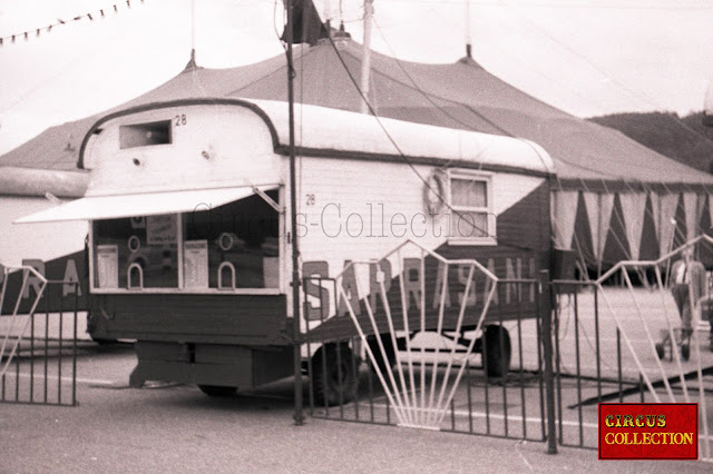 Roulotte caisse du Cirque allemand Sarrasani 1966