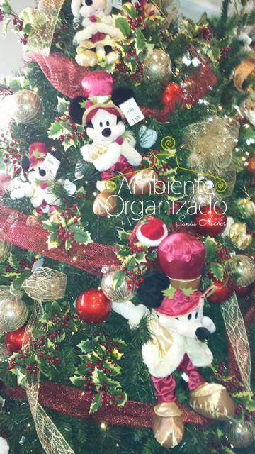 Árvore de Natal com decoração Disney