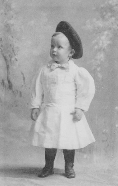Childhood pictures of Celebrities Actor Actress: Queen Elizabeth II