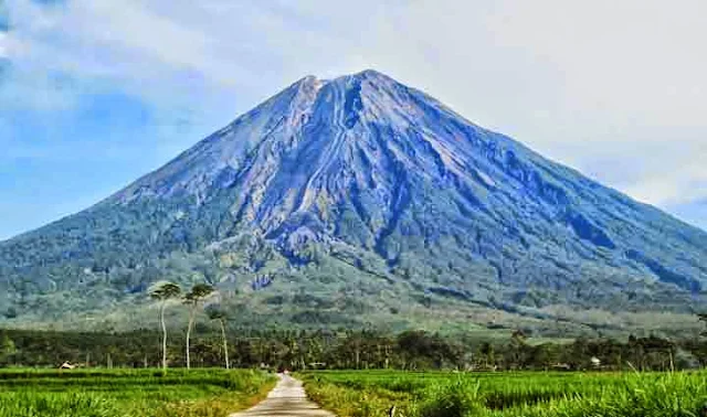 Gunung Semeru, di Lumajang, Jawa Timur