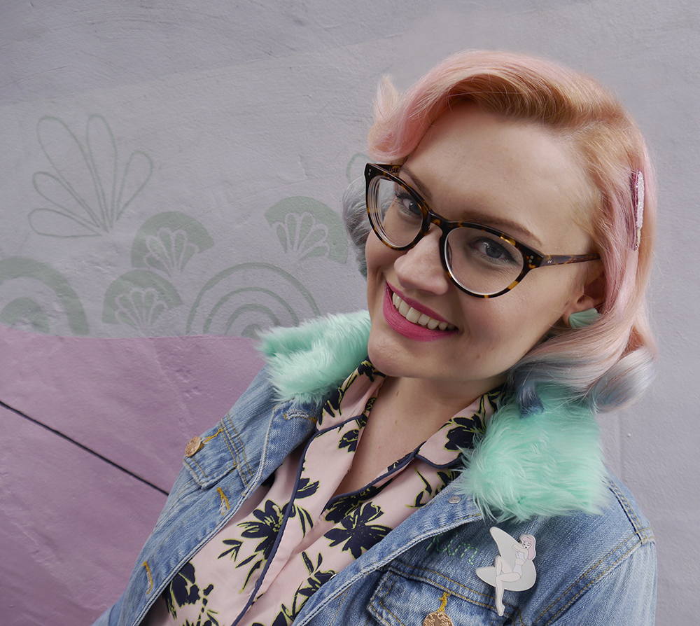 UK retro style blogger Kimberley Grahame wearing a customised 90s denim jacket and retro diner style outfit UK retro style blogger Kimberley Grahame wearing a customised 90s denim jacket and retro diner style outfit