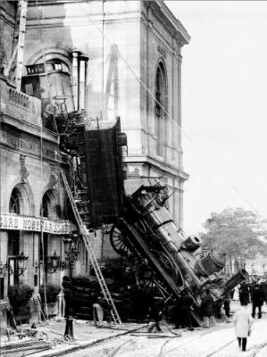 Acidente de trem na Gare Montparnasse. Paris, 1895.