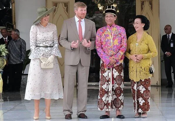 Queen Maxima wore a lace dress from Natan 2018 collection. Sultan of Yogyakarta in his palace Kraton Ngayogyakarta Hadiningrat