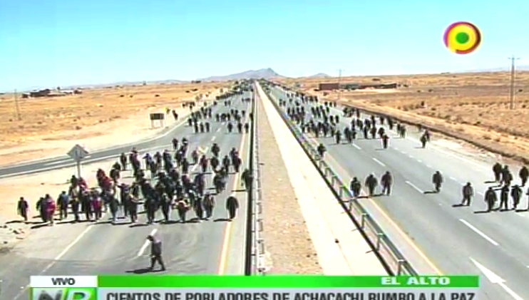 Pobladores de Achacachi no descartan llegar hasta La Paz en las siguientes horas