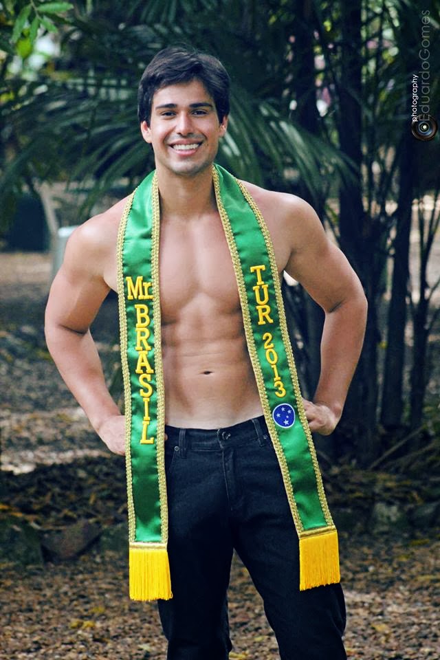 Sem camisa, Mauro Emiliano posa com a faixa de Mister Tur Brasil 2013