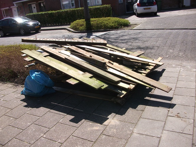 Een Leiderdorper: Een bos hout voor de deur